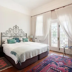 https://barry-hall-luxury-apartments.hotels-capetown.com